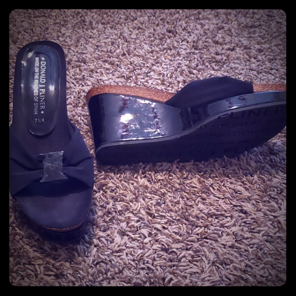 Donald J Pliner wedge